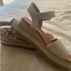 NWOT Tom’s sandals